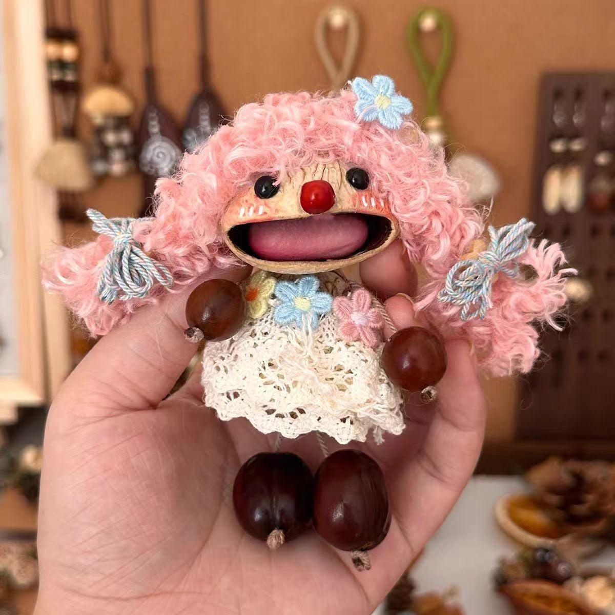 Velocitytoys™ - Funny Big-Mouth Nut Shell Doll-Caroline