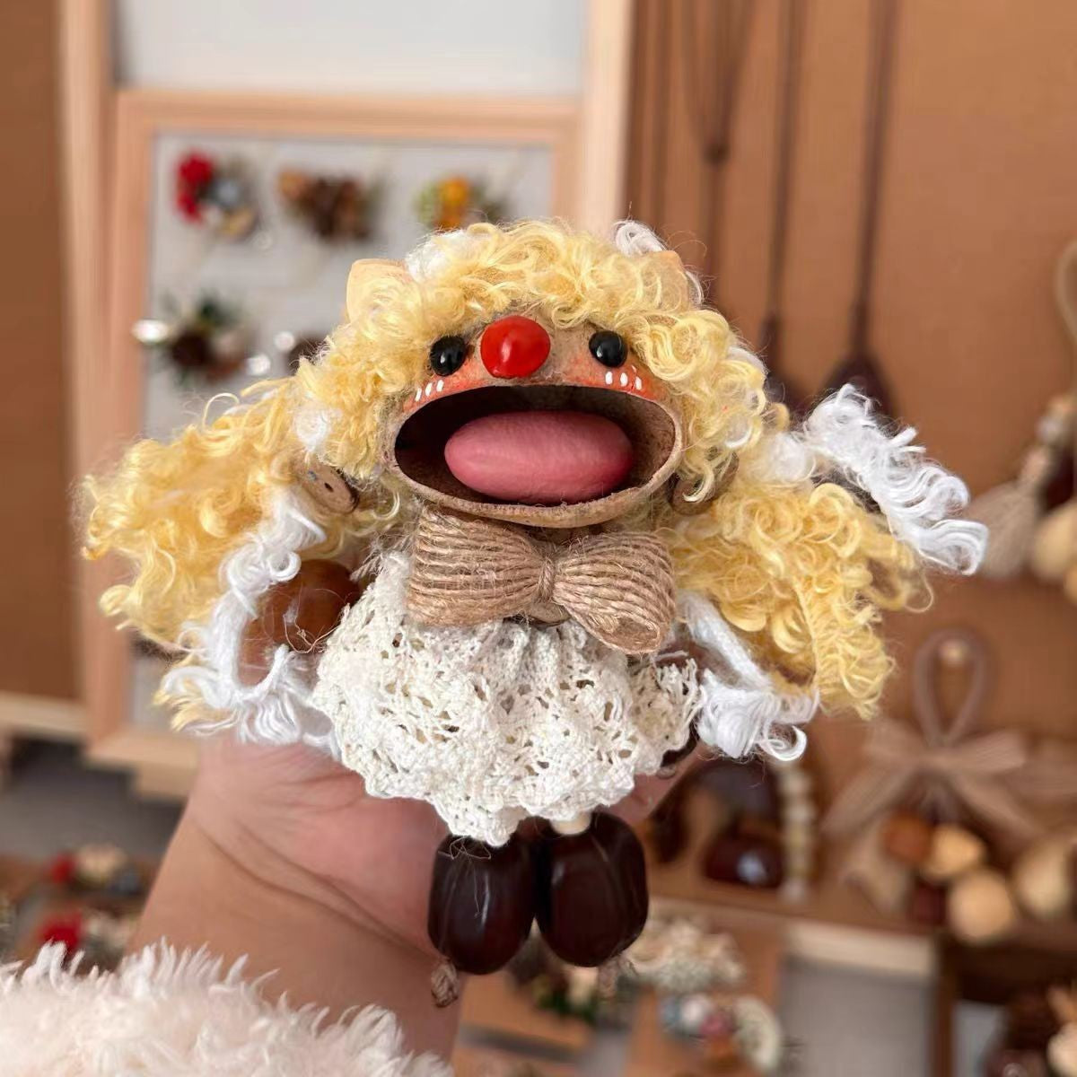 Velocitytoys™ - Funny Big-Mouth Nut Shell Doll-Caroline